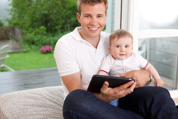 Baba ve oğul dijital tablet ile — Stok fotoğraf