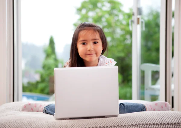 Bambino con laptop — Foto Stock