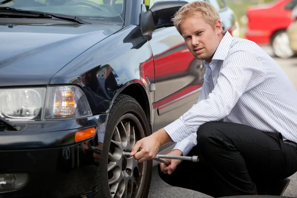 ビジネスの男性タイヤの変更 — ストック写真