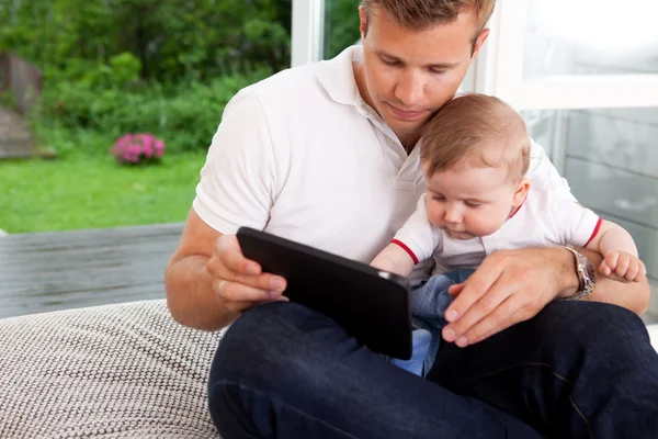 Dijital tablet baba oğul — Stok fotoğraf