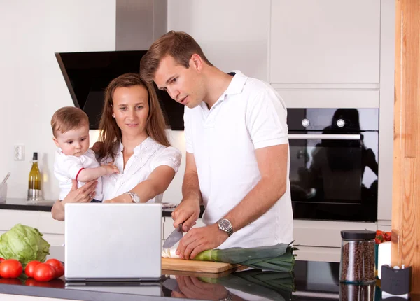 Familia en la cocina preparando la comida —  Fotos de Stock