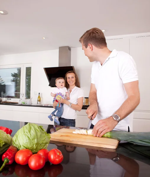 Семья вместе на кухне — стоковое фото