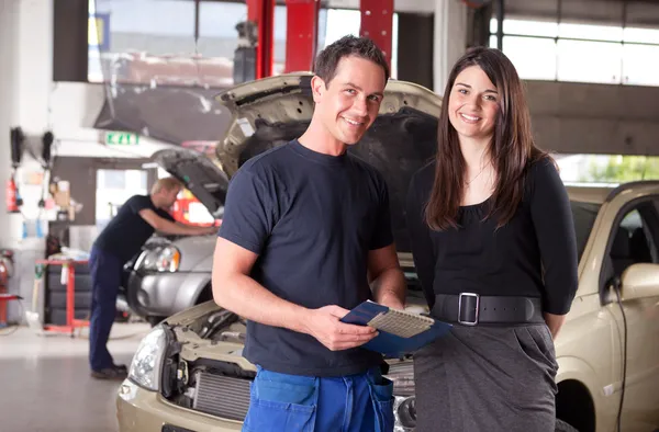 Mecánico con el cliente — Foto de Stock