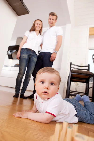 Niño en el piso en casa — Foto de Stock