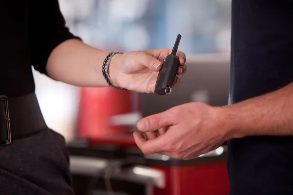 Woman Delivering Key to mechanic — Stock Photo, Image