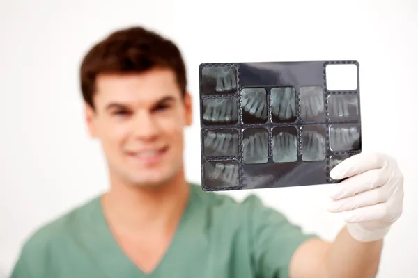 Tandläkare som håller röntgen — Stockfoto