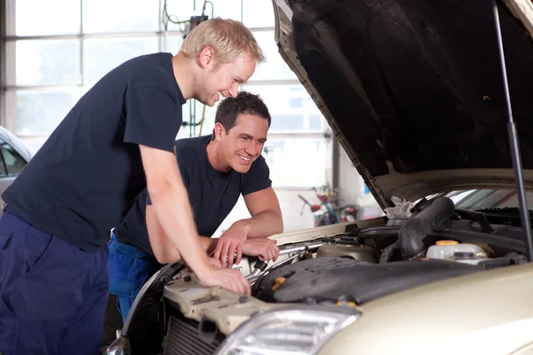 Mechanica in auto reparatiewerkplaats — Stockfoto