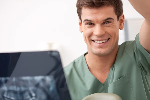 Dentista con rayos X — Foto de Stock
