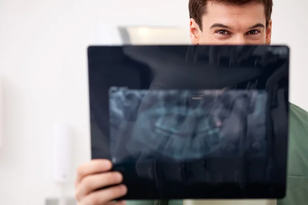 年轻男性牙医与 x 射线 — 图库照片