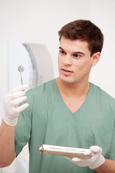 Espelho de inspeção do dentista — Fotografia de Stock