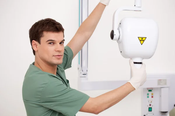 Dentista con Mchine de rayos X — Foto de Stock