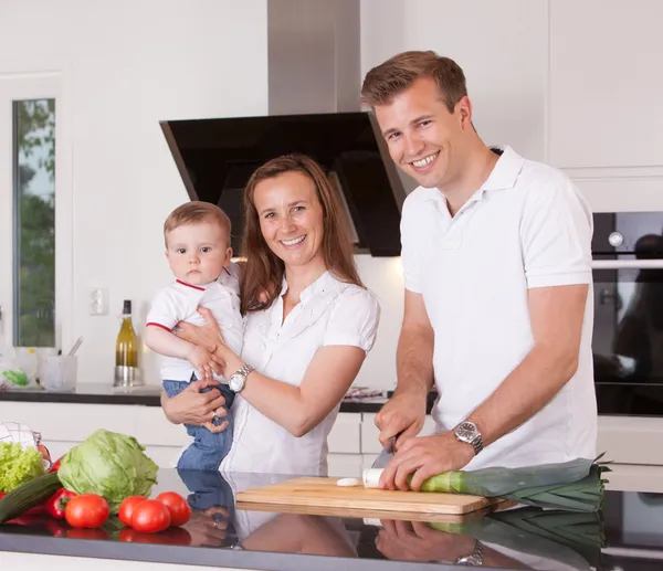 Familie in keuken — Stockfoto