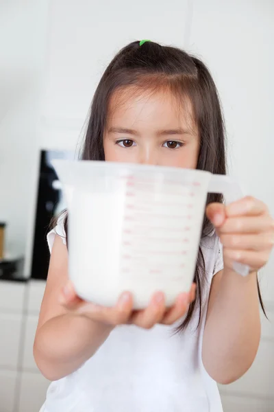 Девушка с мерной чашкой — стоковое фото