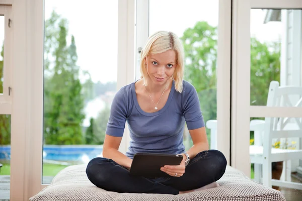 Vrouw met behulp van tablet-pc — Stockfoto