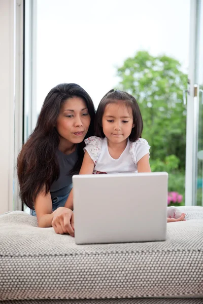 Matka i córka z laptopem — Zdjęcie stockowe