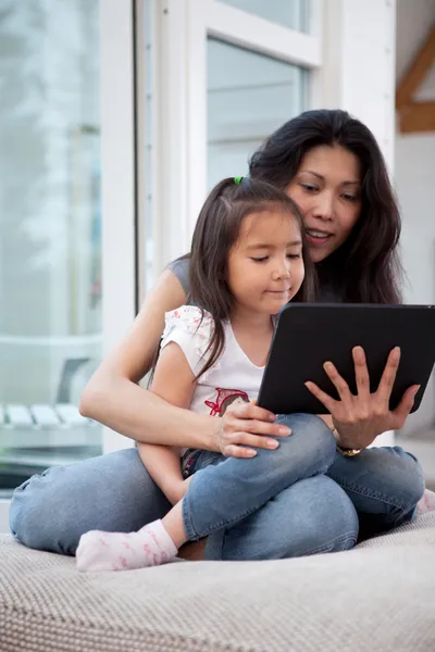 Mother and Daugther with Digital Tablet — Stock Photo, Image
