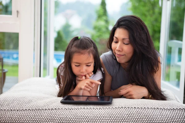 Madre e figlia con tablet digitale — Foto Stock