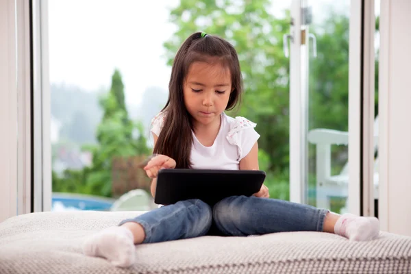 Jeune fille avec tablette numérique — Photo