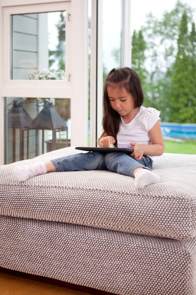 Criança com tablet digital — Fotografia de Stock
