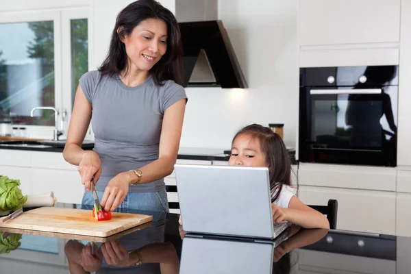 Anne ve kızı ile laptop mutfak — Stok fotoğraf