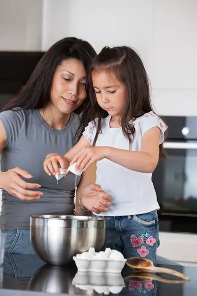 Anne ve kızı yemek pişiriyor. — Stok fotoğraf