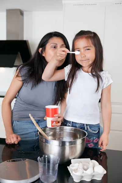 Mother and daughter in kitchen — Stock Photo, Image
