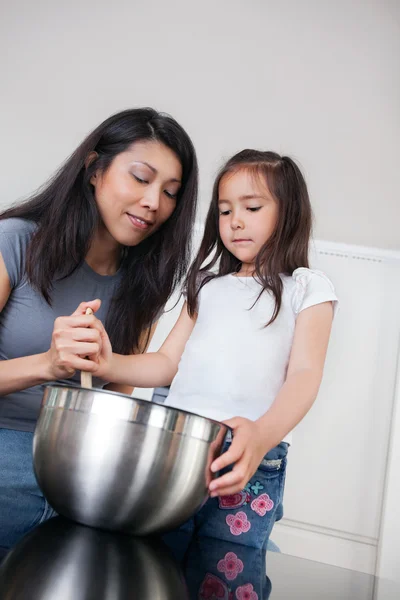 母亲和女儿在厨房烘焙 — 图库照片