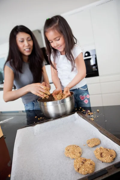 Moeder en dochter koekjes bakken — Stockfoto