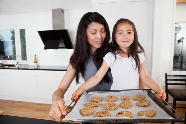 Büszke gyermeke, a nyers cookie-k — Stock Fotó