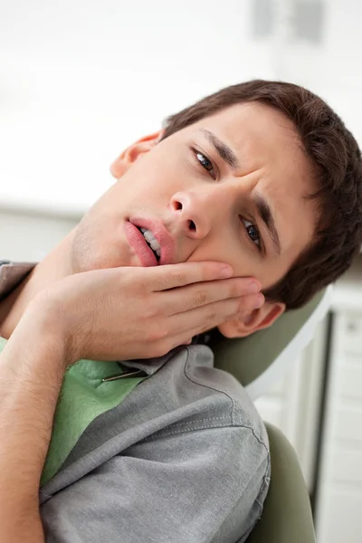 Молодой человек с зубной болью — стоковое фото