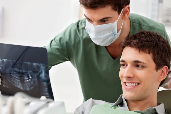 Пациент смотрит на рентген зуба — стоковое фото