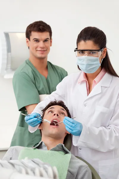 Пациент, проходящий стоматологический осмотр — стоковое фото