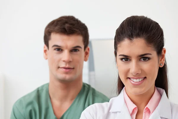 Female doctor with colleague standing behind — Stock Photo, Image