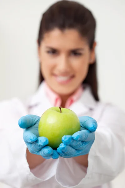 Doktor elinde bir yeşil elma — Stok fotoğraf
