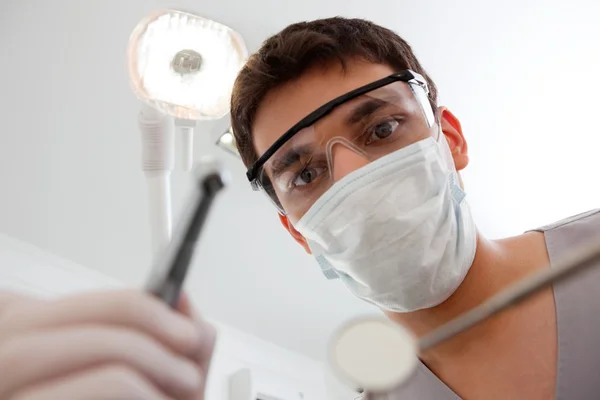 Dentista segurando ferramenta dentária — Fotografia de Stock