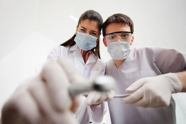 Dentista e técnico com ferramentas odontológicas — Fotografia de Stock