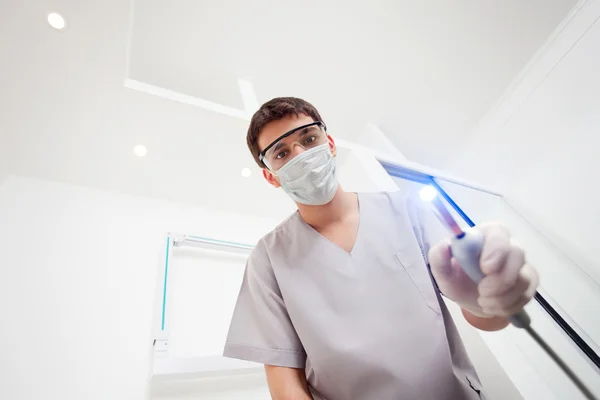 Dentysta światłem ultrafioletowym — Zdjęcie stockowe