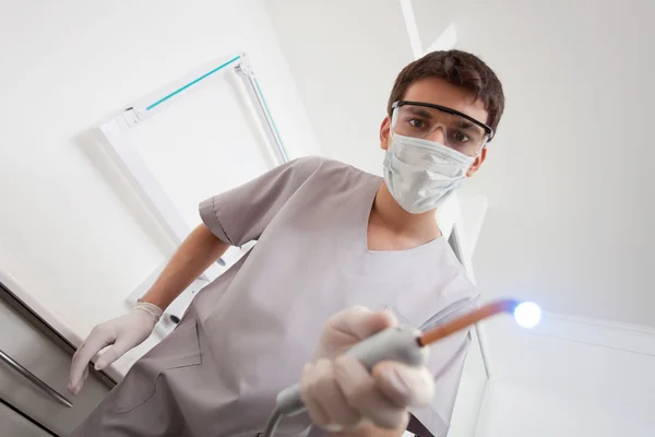 Zahnarzt mit medizinischen Geräten — Stockfoto