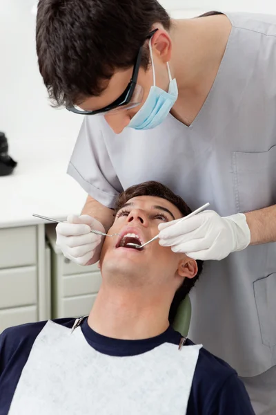 Dentiste traitant le patient — Photo