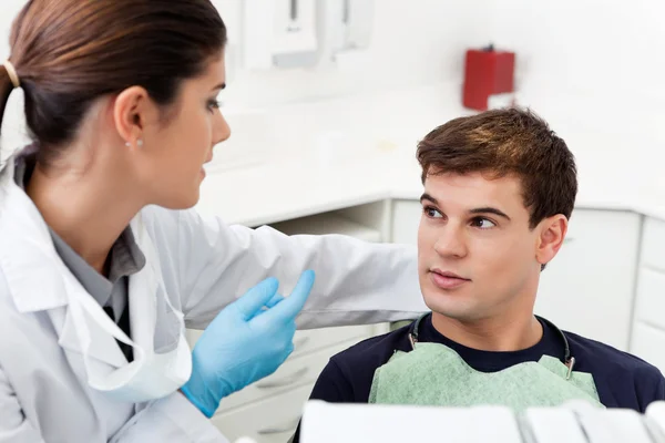 Стоматолог беседует с пациентом — стоковое фото