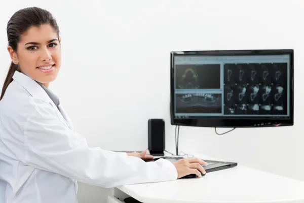 Dentista a olhar para os raios-X — Fotografia de Stock