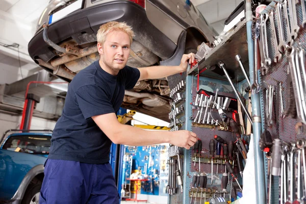 Mecânico de trabalho na garagem — Fotografia de Stock