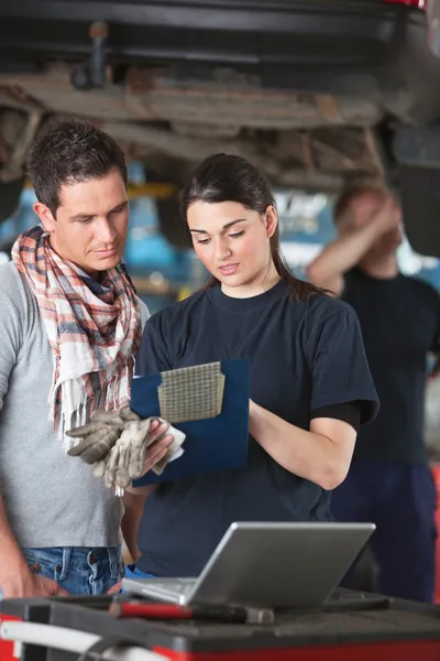 Vrouwelijke mechanische explaing reparaties aan client — Stockfoto