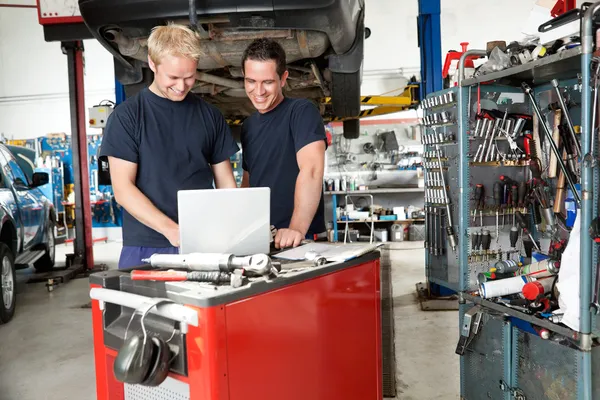 Mechanik mit Laptop in der Garage — Stockfoto