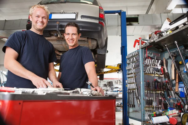Mecánica en un taller de automóviles —  Fotos de Stock