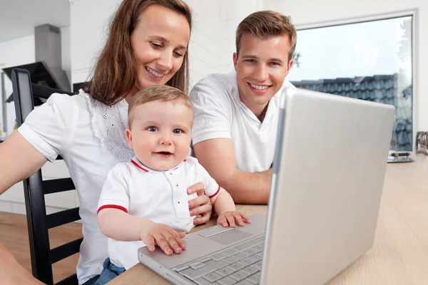 Família com Computador Laptop — Fotografia de Stock