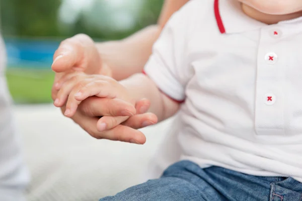 Mother holding child's hand — Stock Photo, Image