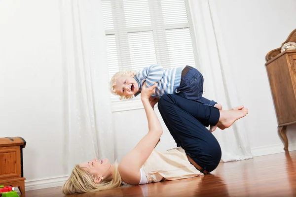 Anne ve bebek oynamak — Stok fotoğraf