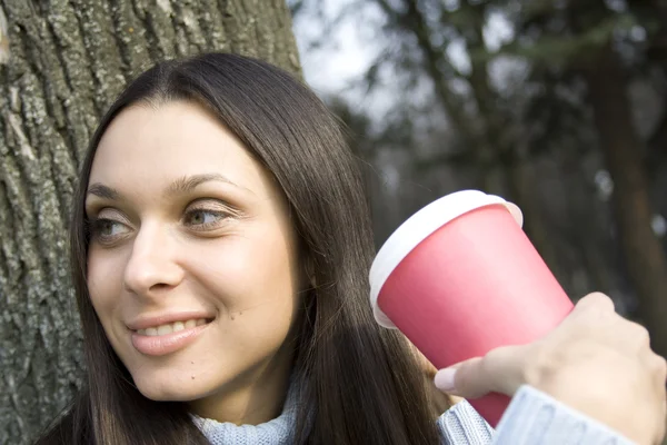 Tatlı bir kahve içme kadın — Stok fotoğraf