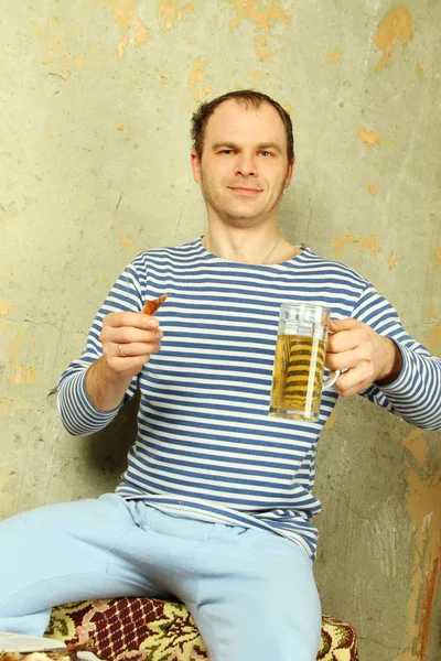 ビールのガラスを持つ男のクローズ アップ — ストック写真